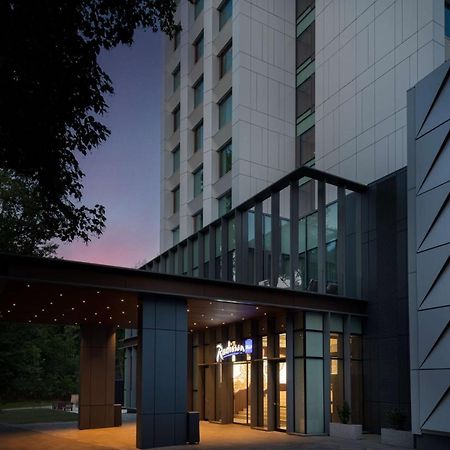 Radisson Blu Hotel, Cluj Cluj-Napoca Exterior foto Entrance to the hotel