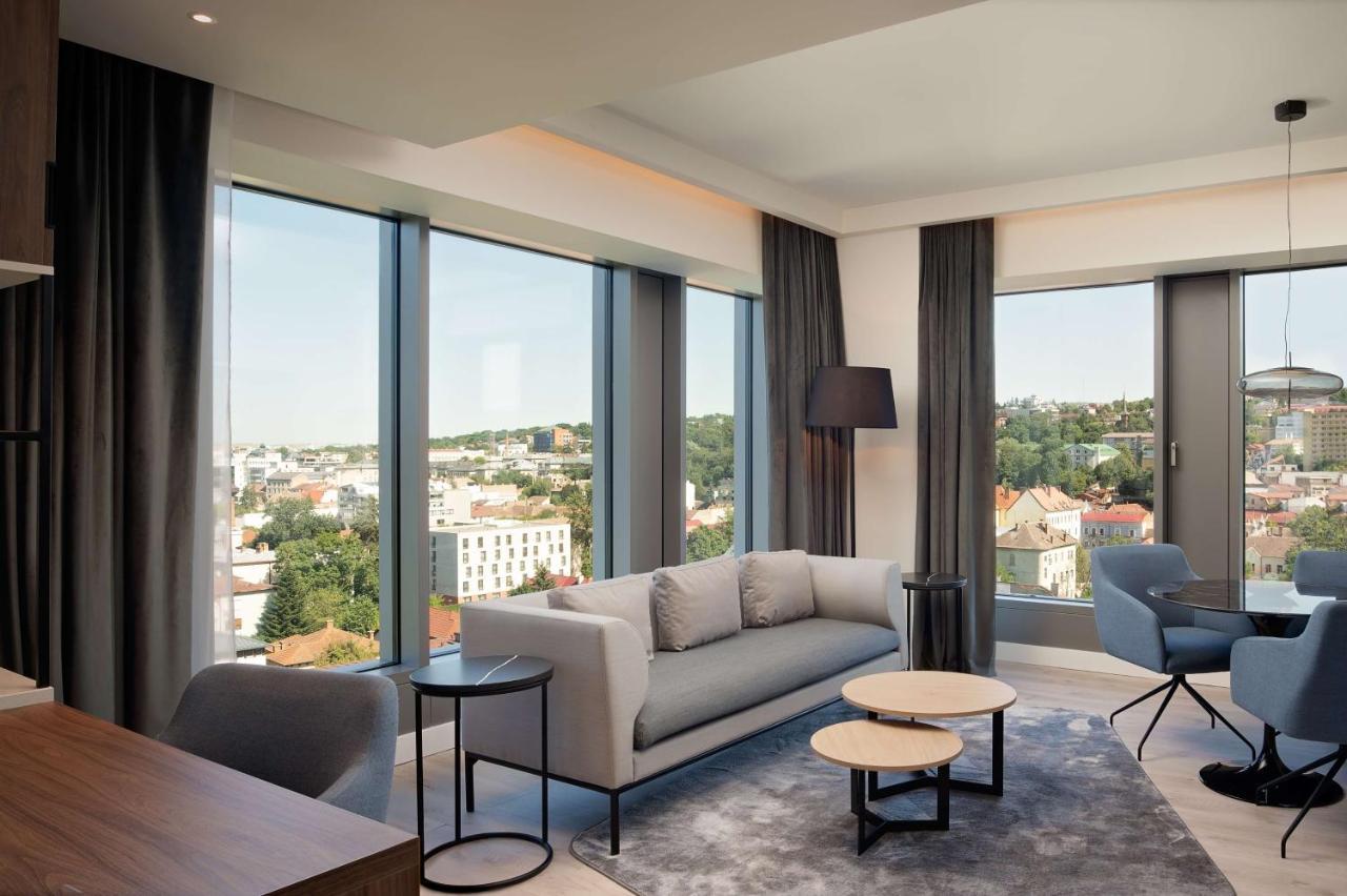 Radisson Blu Hotel, Cluj Cluj-Napoca Exterior foto The living room of a suite at the hotel