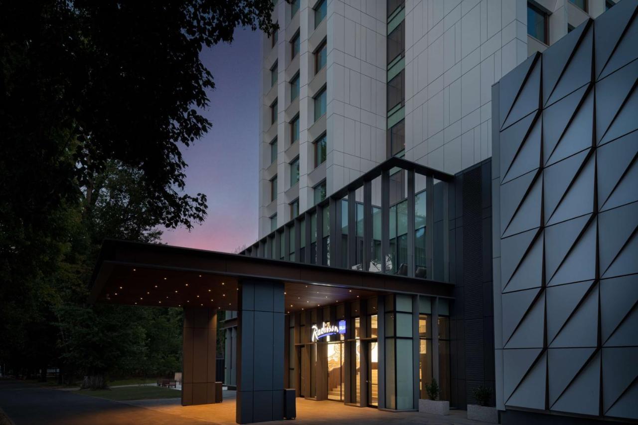 Radisson Blu Hotel, Cluj Cluj-Napoca Exterior foto Entrance to the hotel