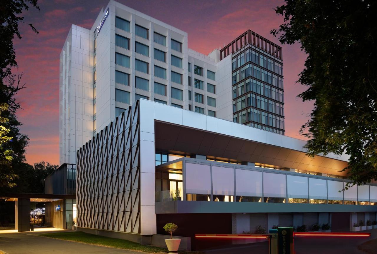 Radisson Blu Hotel, Cluj Cluj-Napoca Exterior foto The hotel at dusk