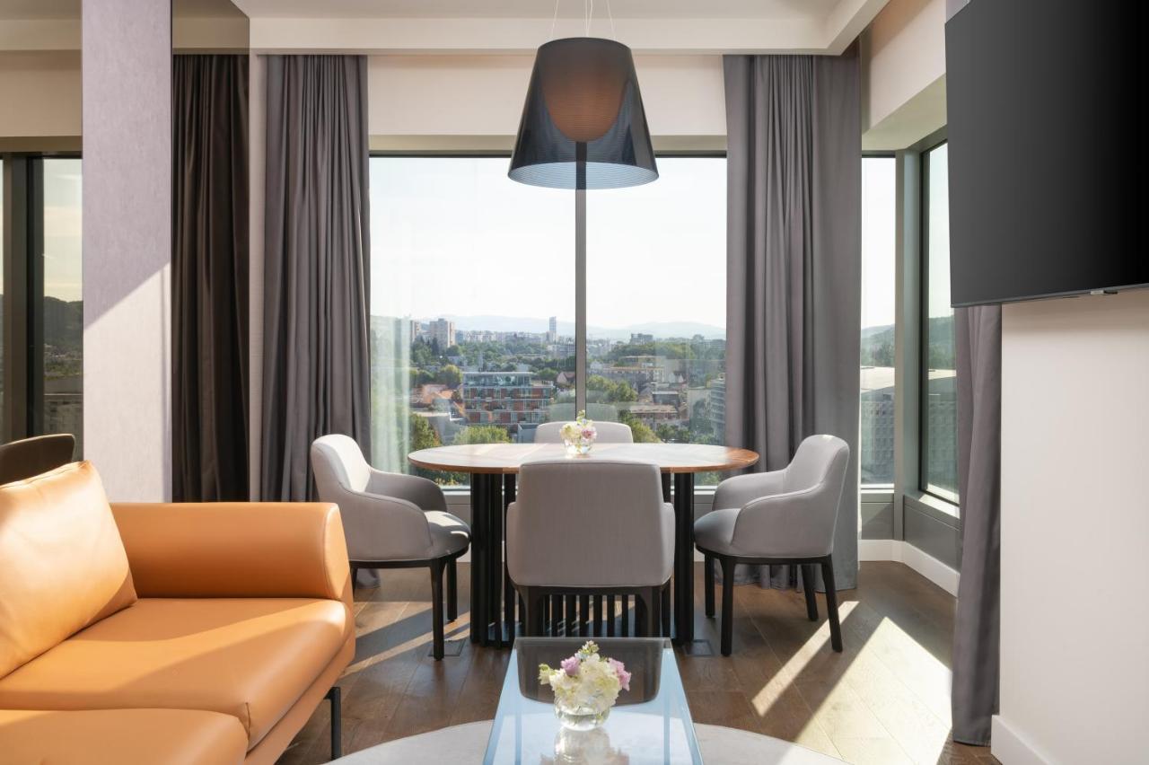 Radisson Blu Hotel, Cluj Cluj-Napoca Exterior foto A suite at the hotel