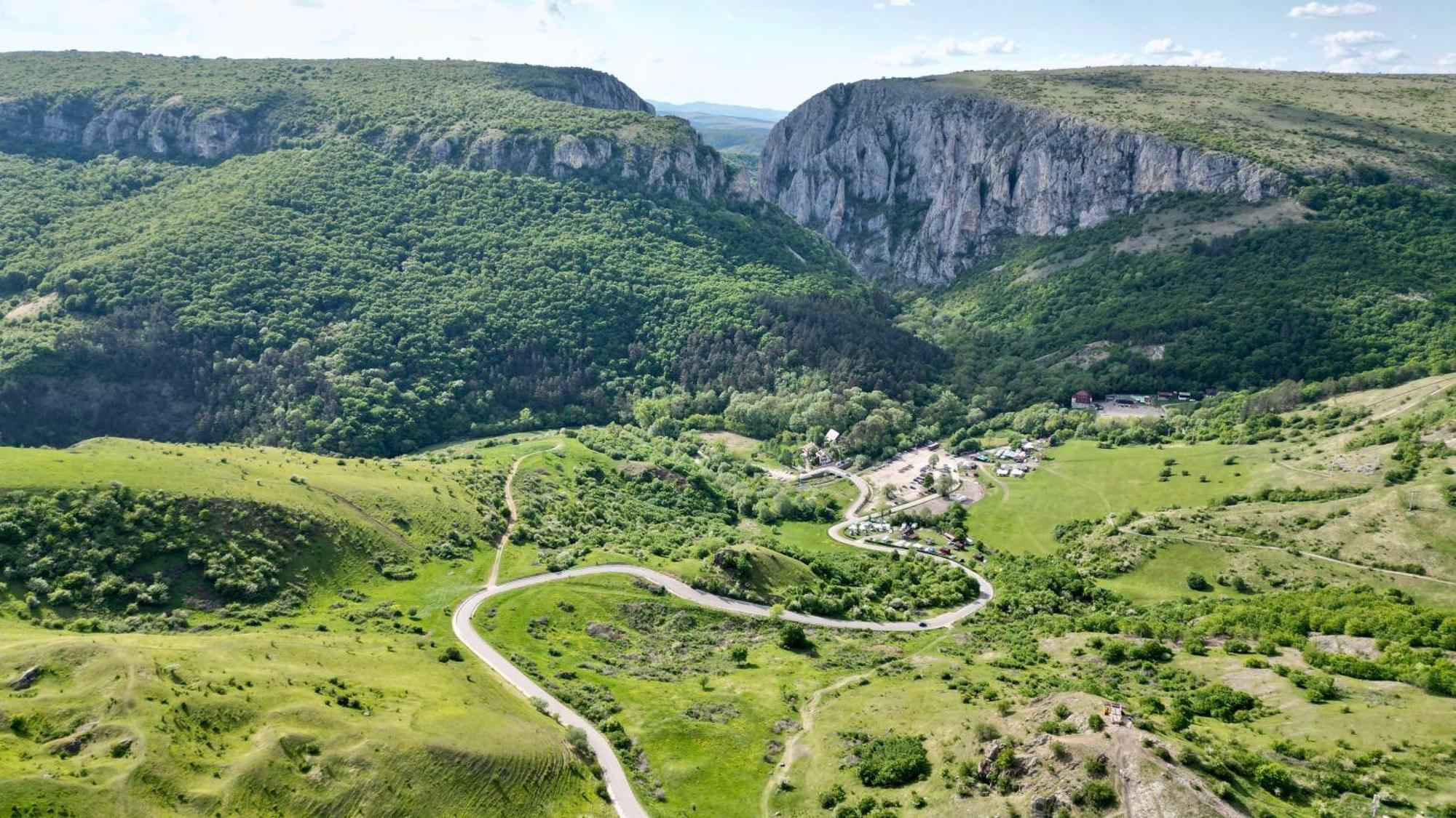 Radisson Blu Hotel, Cluj Cluj-Napoca Exterior foto The road through the gorge
