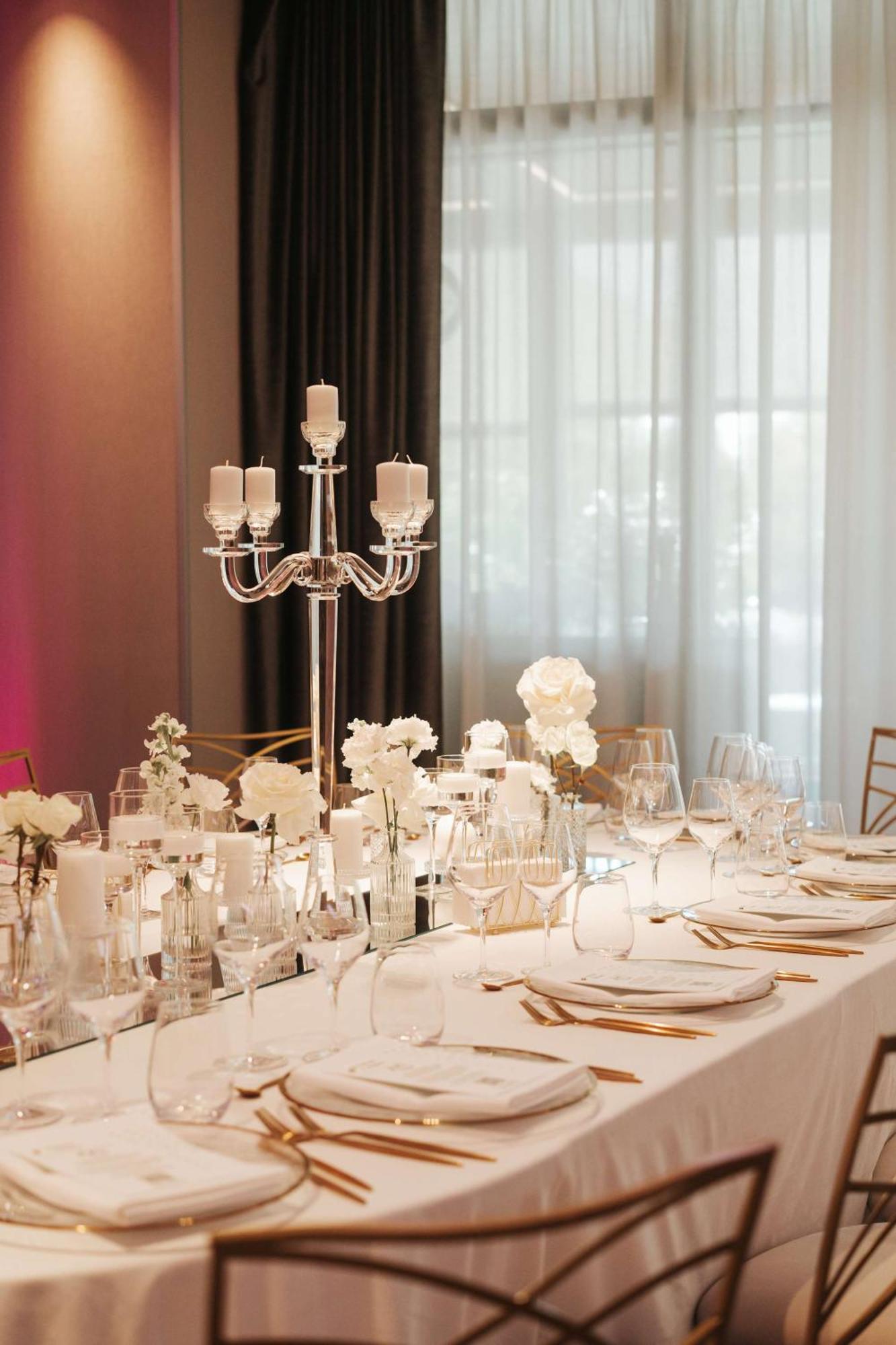 Radisson Blu Hotel, Cluj Cluj-Napoca Exterior foto A table set for a formal dinner