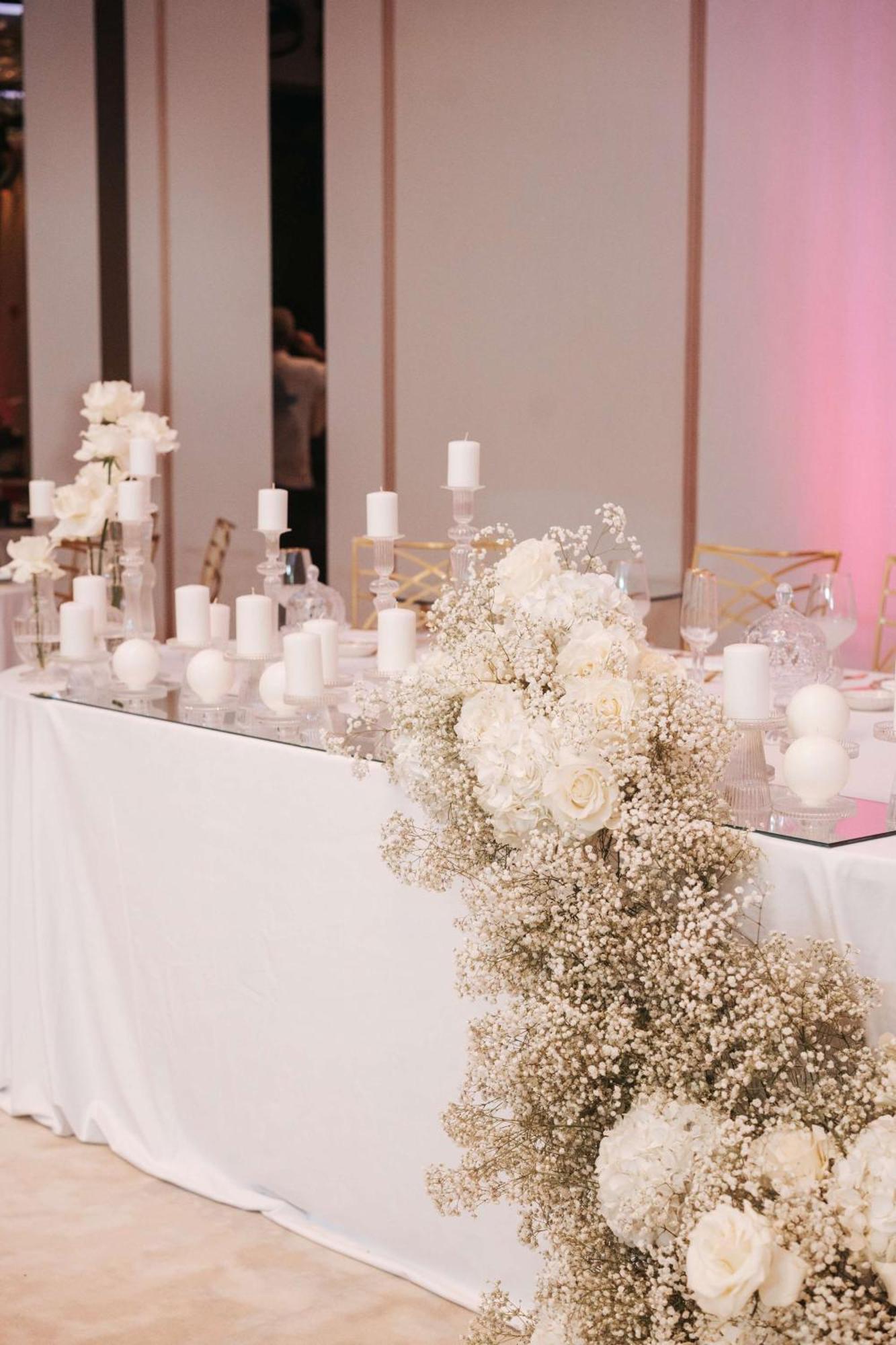 Radisson Blu Hotel, Cluj Cluj-Napoca Exterior foto A table decorated with white flowers and candles